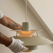 Composición múltiple de lámparas PH 5 en distintos colores en tienda de diseño