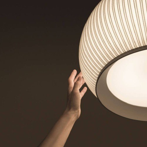 Knit 7455 iluminando salón contemporáneo con luz ambiental envolvente Knit 7455 iluminando salón contemporáneo con luz ambiental envolvente