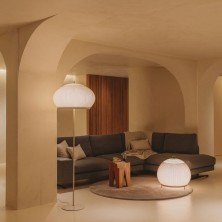 Knit 7485 iluminando un salón moderno con luz cálida