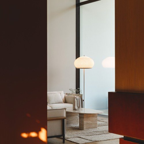 Ambiente contemporáneo con la Knit 7485 junto a un sofá Ambiente contemporáneo con la Knit 7485 junto a un sofá