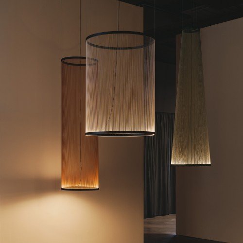 Lámparas Array suspendidas en ambiente expositivo con iluminación tenue