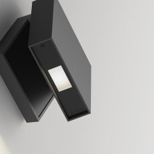 Lámpara Alpha 7942 de Vibia en acabado negro enfocando la luz hacia la pared blanca