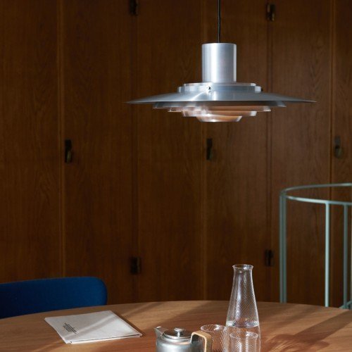 Lámpara P376 KF1 en aluminio cepillado con cable negro sobre fondo neutro