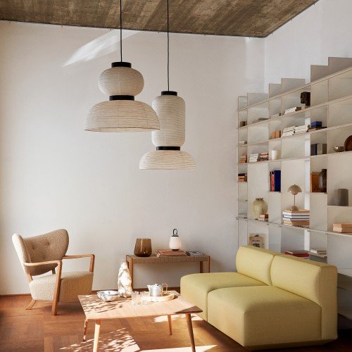 Formakami JH4 de &Tradition en papel blanco con aros negros, vista de estudio