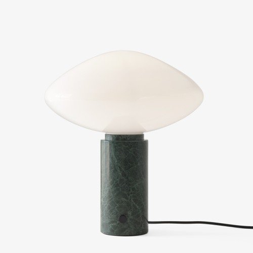 Mist AP17 con base de mármol verde y pantalla de vidrio opal sobre fondo blanco