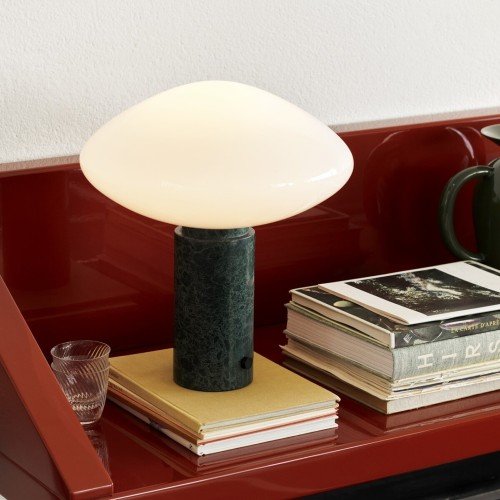 Mist AP17 con base de mármol verde y pantalla de vidrio opal sobre fondo blanco