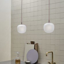 Dos Rime pendant lamp 12 cm con cable burdeos colgando sobre encimera de cocina con azulejos; luz difusa.