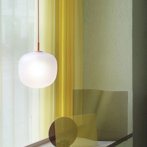 Rime pendant lamp 12 cm con cable ocre en primer plano frente a cortinas amarillas, iluminación suave.