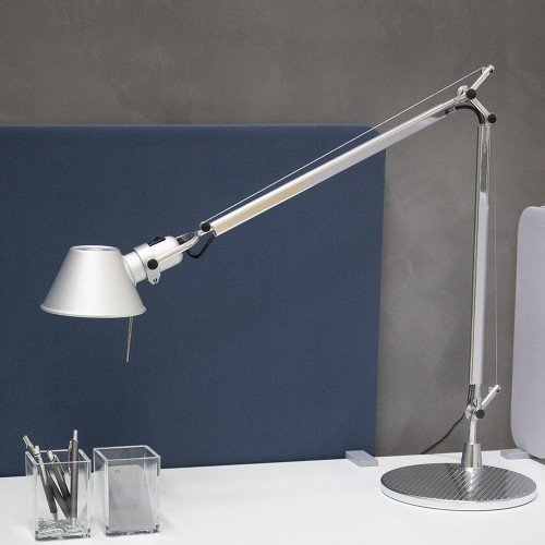 Tolomeo table body en aluminio sobre escritorio, detalle del cabezal y tensores. Tolomeo table body en aluminio sobre escritorio, detalle del cabezal y tensores.