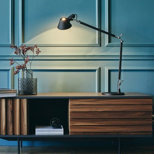 Tolomeo table body en negro como luz de lectura sobre aparador. Tolomeo table body en negro como luz de lectura sobre aparador.