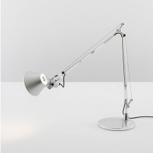 Lámpara Tolomeo LED en acabado aluminio sobre mesa, brazo articulado y cabeza orientable Lámpara de sobremesa Tolomeo LED – Artemide