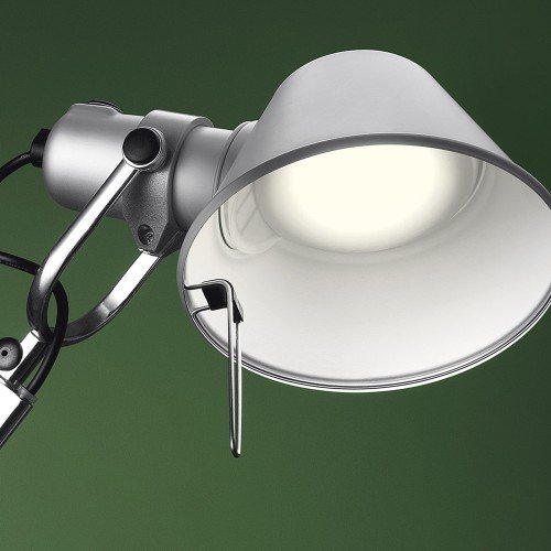 Primer plano de la cabeza de la Tolomeo con óptica LED y varilla de ajuste Primer plano de la cabeza de la Tolomeo con óptica LED y varilla de ajuste