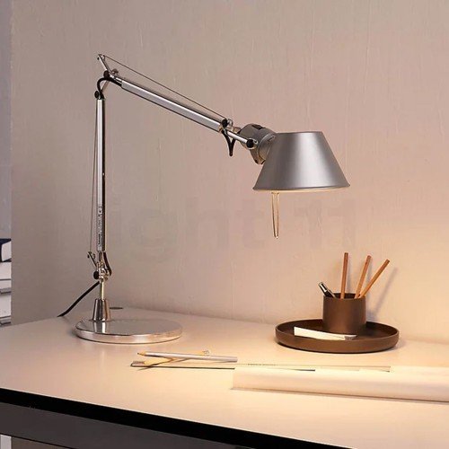 Tolomeo LED de aluminio iluminando un escritorio, brazo balanceado por tensores Tolomeo LED de aluminio iluminando un escritorio, brazo balanceado por tensores