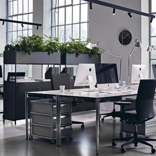 Varias Tolomeo en oficina abierta sobre mesas de trabajo Varias Tolomeo en oficina abierta sobre mesas de trabajo