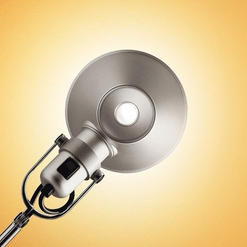 Detalle del cabezal de la Tolomeo Mini visto desde abajo con reflector circular. Detalle del cabezal de la Tolomeo Mini visto desde abajo con reflector circular.