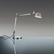 Tolomeo Mini en aluminio, vista tres cuartos sobre fondo gris. Lámpara de sobremesa Tolomeo Mini – Artemide
