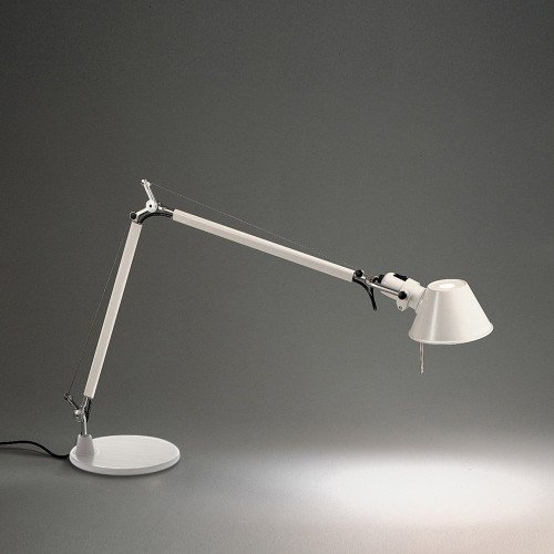 Tolomeo Mini en blanco, brazo extendido y luz encendida.