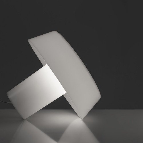 Amami encendida en posición inclinada, vista lateral mostrando la difusión homogénea Amami encendida en posición inclinada, vista lateral mostrando la difusión homogénea