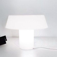 Lámpara Amami de Artemide en acabado blanco opal sobre peana cilíndrica, luz difusa Lámpara de sobremesa Amami – Artemide