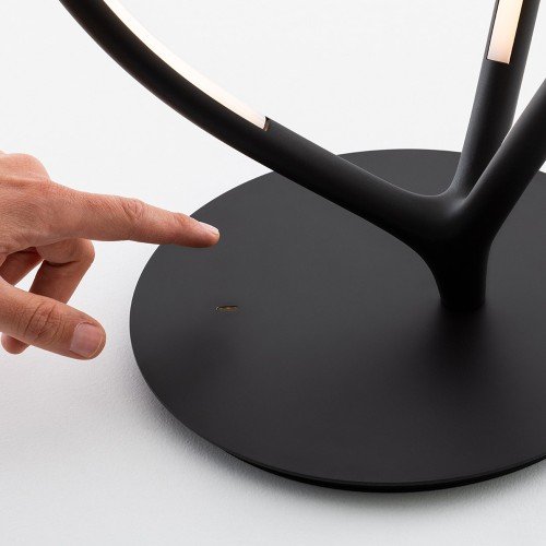 Detalle del control táctil en la base de Arrival table para regular la intensidad Detalle del control táctil en la base de Arrival table para regular la intensidad