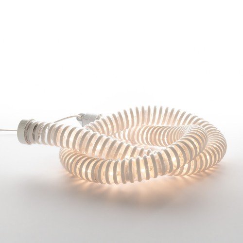 Boalum LED de Artemide enrollada sobre sí misma; tubo flexible de PVC translúcido iluminado.