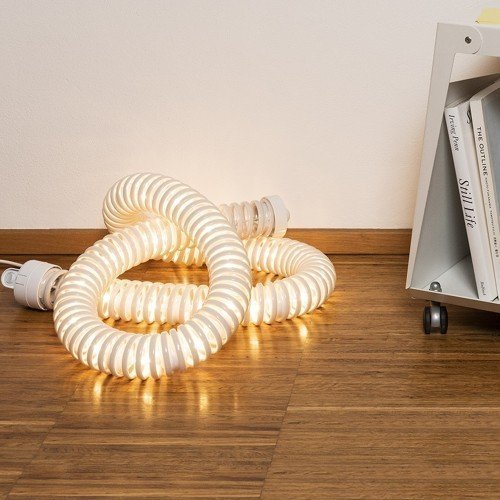 Boalum LED de Artemide enrollada sobre sí misma; tubo flexible de PVC translúcido iluminado.