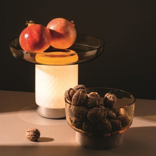 Bontà iluminando un plato color humo con frutos secos. Bontà iluminando un plato color humo con frutos secos.