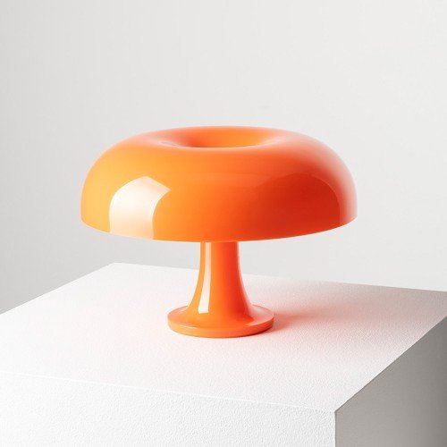 Nessino de Artemide en color naranja, estética setentera tipo “hongo”.