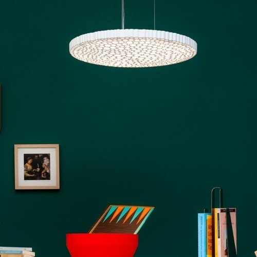 Calipso Suspension en salón contemporáneo, suspensión circular iluminando de forma amplia.