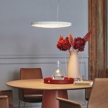 Calipso Suspension sobre mesa de comedor, luz homogénea para iluminar el centro de la estancia.