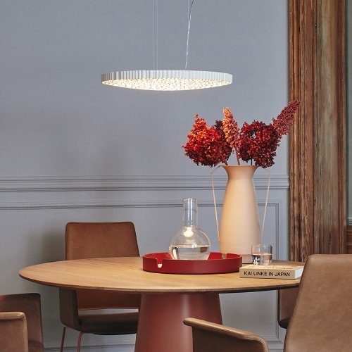 Calipso Suspension sobre mesa de comedor, luz homogénea para iluminar el centro de la estancia.