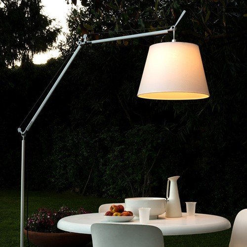 Tolomeo Paralume Outdoor iluminando una mesa de jardín, luz cálida y acogedora. Tolomeo Paralume Outdoor iluminando una mesa de jardín, luz cálida y acogedora.