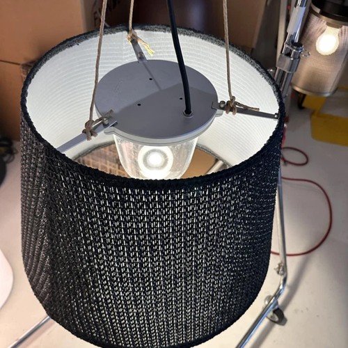 Detalle interior del conjunto de suspensión con difusor protector y pantalla textil Detalle interior del conjunto de suspensión con difusor protector y pantalla textil