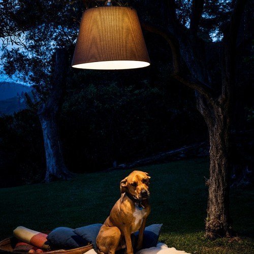 Tolomeo Paralume Outdoor suspensión encendida en exterior, luz cálida sobre zona de descanso Tolomeo Paralume Outdoor suspensión encendida en exterior, luz cálida sobre zona de descanso