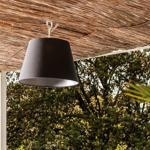 Tolomeo Paralume Outdoor Hook instalada bajo pérgola, pantalla textil oscura iluminando el exterior Tolomeo Paralume Outdoor Hook instalada bajo pérgola, pantalla textil oscura iluminando el exterior
