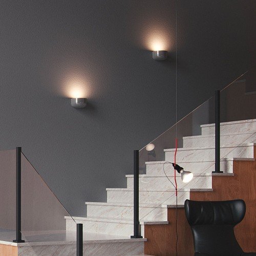 Apliques Bellhop Wall Up Flos instalados en escalera interior moderna Apliques Bellhop Wall Up Flos instalados en escalera interior moderna
