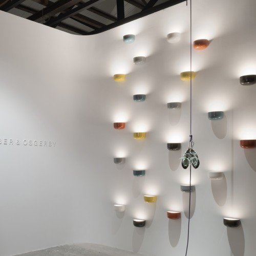 Composición de apliques Bellhop Flos de colores encendidos en exposición Composición de apliques Bellhop Flos de colores encendidos en exposición