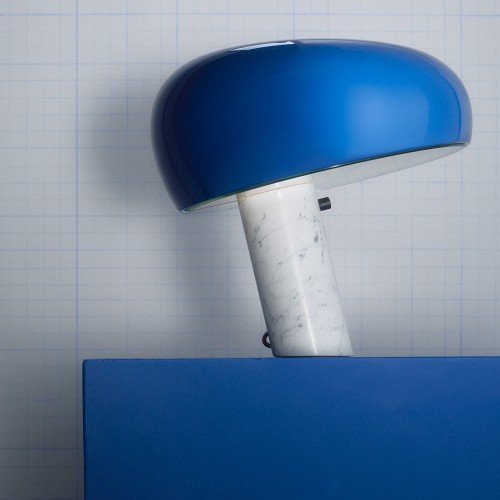 Lámpara Snoopy Flos azul detalle de mármol y pantalla curvada Lámpara Snoopy Flos azul detalle de mármol y pantalla curvada