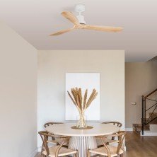 Ventilador Lantau L Faro Barcelona blanco sobre mesa de comedor estilo mediterráneo