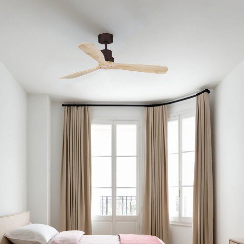 Ventilador Lantau L Faro Barcelona instalado en dormitorio luminoso con cortinas beige Ventilador Lantau L Faro Barcelona instalado en dormitorio luminoso con cortinas beige