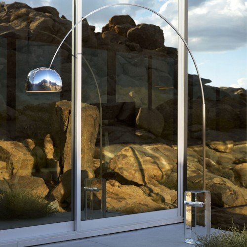 Lámpara Arco K Flos con base de cristal transparente y pantalla metálica pulida