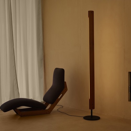 Lámpara Seki-Han Flos color madera con luz cálida y base negra