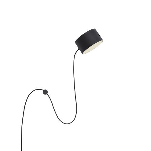 Aplique Post Wall Lamp Muuto color negro con cable flexible magnético