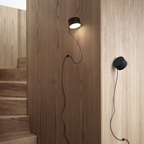 Aplique Post Wall Lamp Muuto color negro con cable flexible magnético