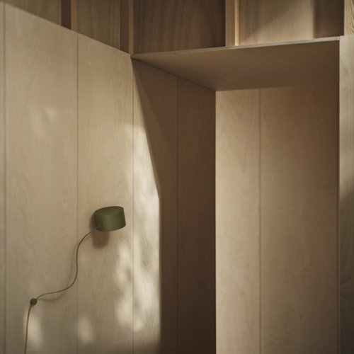 Post Wall Lamp Muuto color oliva en pared de madera natural Post Wall Lamp Muuto color oliva en pared de madera natural