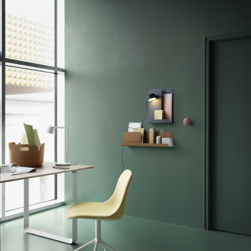 Aplique Post Wall Lamp Muuto negro junto a estanterías y accesorios de oficina Aplique Post Wall Lamp Muuto negro junto a estanterías y accesorios de oficina