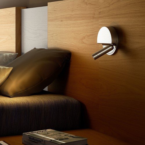 Aplique LEDtube R Right Marset acabado aluminio cepillado sobre pared blanca