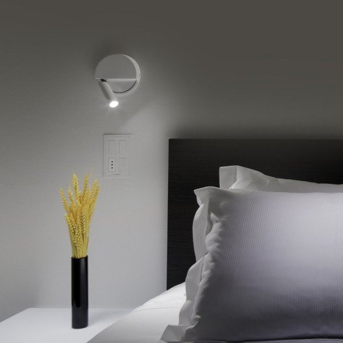 Aplique LEDtube R Left Marset acabado aluminio cepillado sobre pared blanca