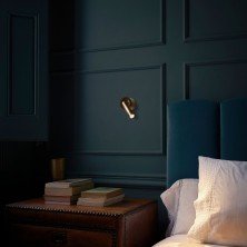 Aplique LEDtube A Marset iluminando dormitorio elegante con luz direccional