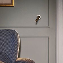 Aplique LEDtube A Marset latón cepillado instalado en pared clásica